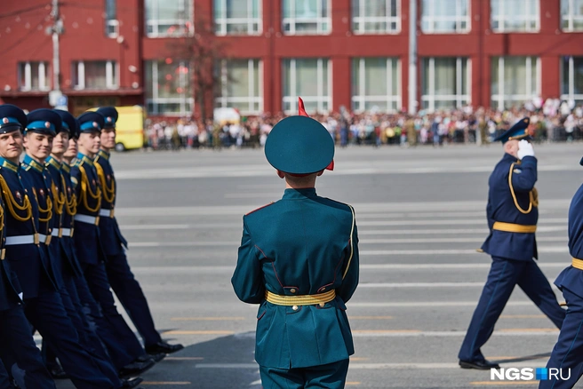 Военнослужащие маршировали по площади под звуки оркестра, люди вокруг радостно аплодировали | Источник: Александр Ощепков / NGS.RU