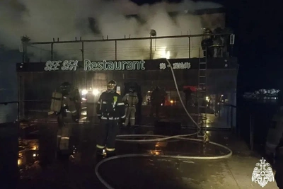 На Спортивной набережной Владивостока сгорел ресторан на барже