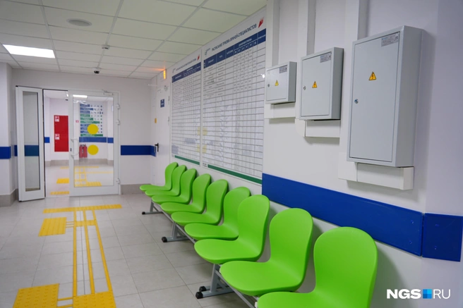 Внутри поликлиника выглядит ярко и чисто  | Источник: Антон Дигаев / NGS.RU