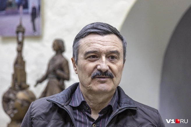 Автором бюста стал известный скульптор Сергей Щербаков | Источник: Константин Завриков / V1.RU