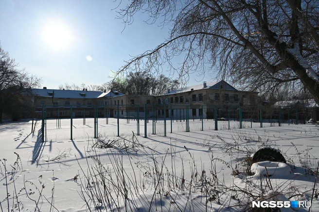 Школа подолгу не получает финансирования на ремонт и выглядит соответствующе | Источник: Артемий Скиба / NGS55.RU