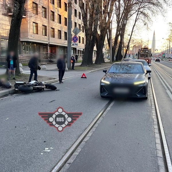 В массовом ДТП на КАД пострадали мотоциклист и двое из «Волги» | Источник: Мотосолидарность ДТП