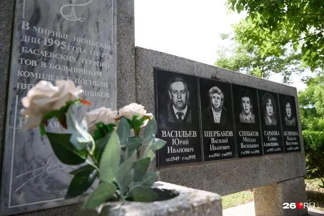 На территории есть мемориал в память о бойцах «Альфы», врачей и милиционеров, погибших от рук басаевцев | Источник: Рустам Есенакаев