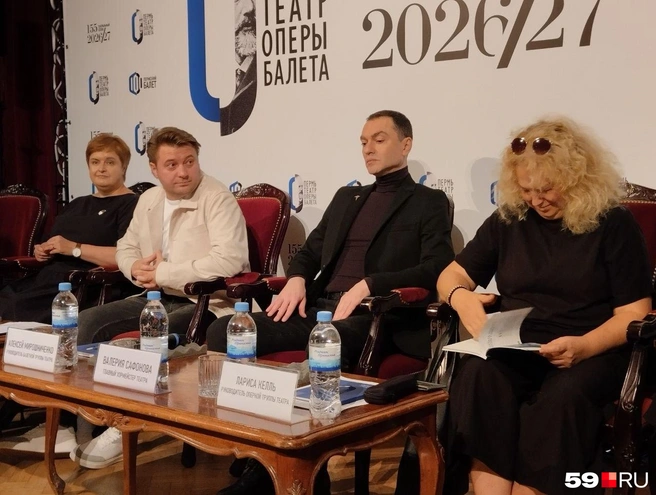 Пресс-конференция прошла в отремонтированном фойе Оперного: слева направо&nbsp;— директор театра Анна Волк, главный дирижер Владимир Ткаченко, руководитель балетной труппы Алексей Мирошниченко, главный хормейстер Валерия Сафонова | Источник: Ольга Якунчева / 59.RU