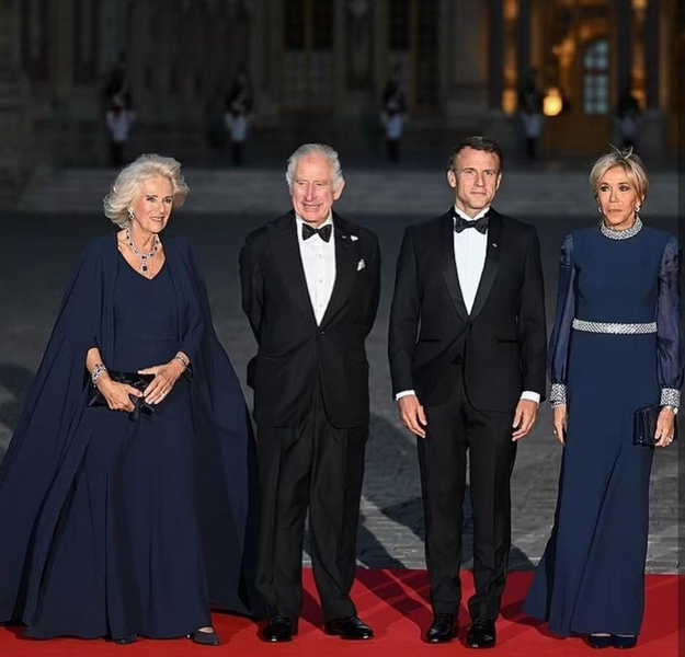 Благородный синий: король Карл III и королева Камилла на банкете в Версале