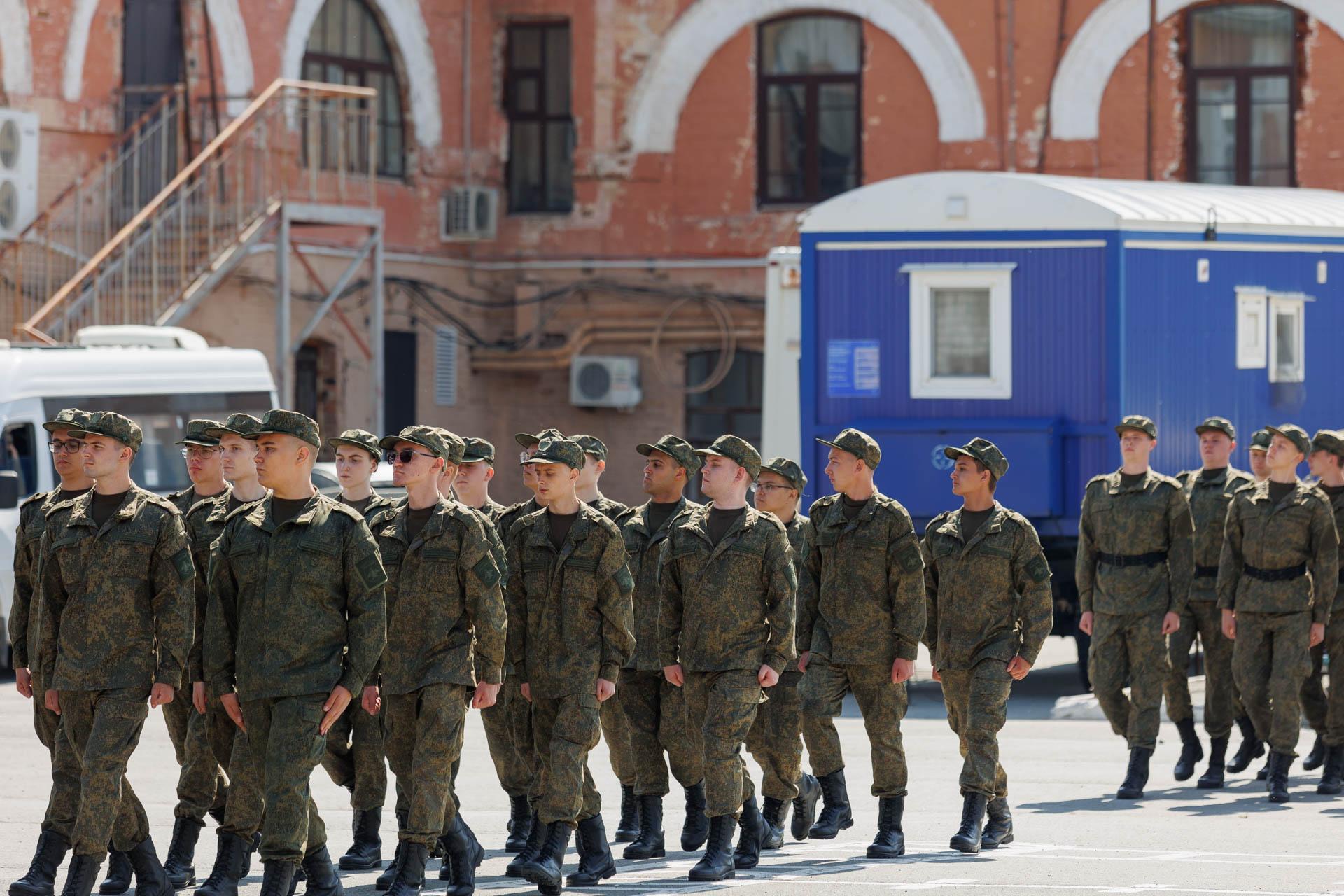 Погуляли — и в армию. Силовики впервые искали уклонистов на тюменском Арбате и сразу вручали повестки