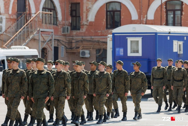 Молодые люди должны явиться в военкомат по повестке, иначе предусмотрена ответственность | Источник: Ирина Шарова / 72.RU