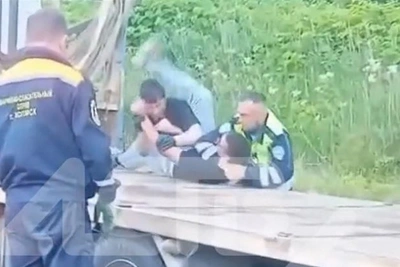 Буйный сахалинец подрался на месте ДТП - его заковали в наручники