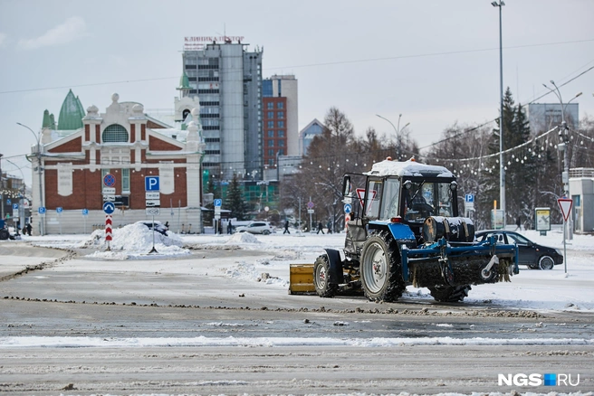 В Новосибирске уже выпал снег, и техника убирает город | Источник: Александр Ощепков / NGS.RU
