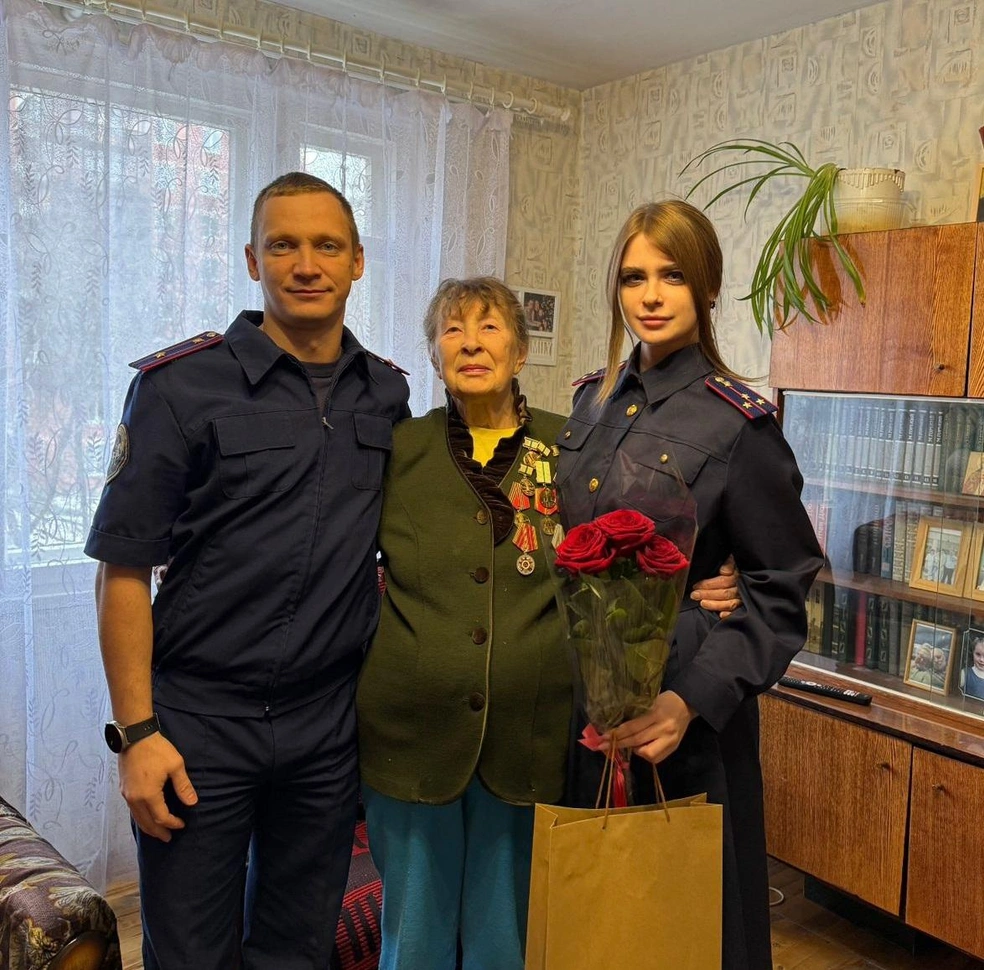 Влада Пономарева с сослуживцем в гостях у екатеринбурженки-блокадницы | Источник: СУ СКР по Свердловской области