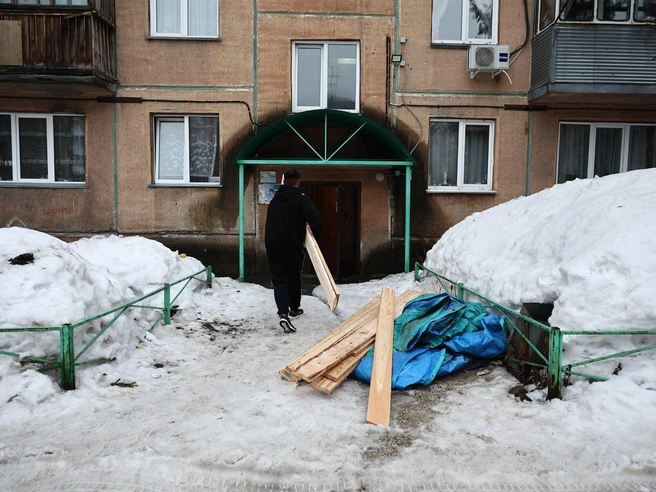 Образовавшийся провал на кровле временно заколочен досками | Источник: Александр Ощепков / NGS.RU