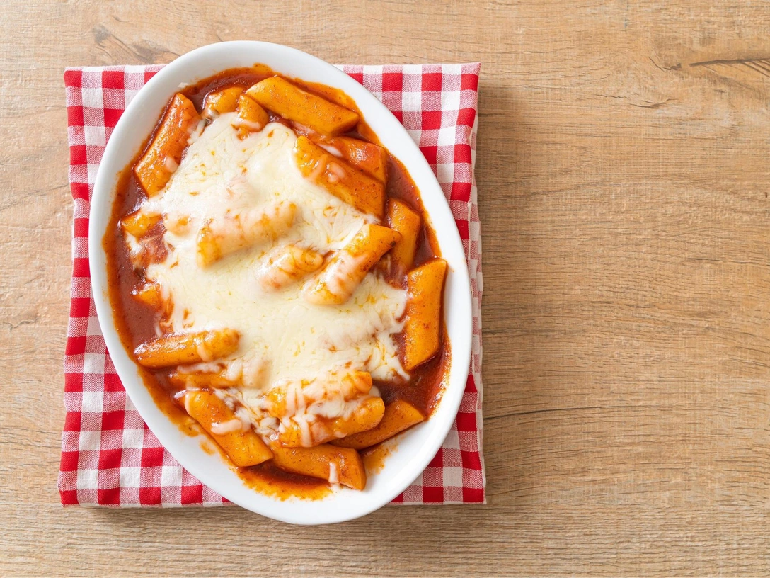 Токпокки с сыром и острым соусом: корейское блюдо, которое вы приготовите всего за 20 минут | marieclaire.ru