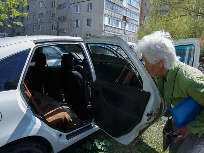 На заднем сиденье Lada лежит покрывало – там спит Пират | Источник: Ирина Шарова / 72.RU 
