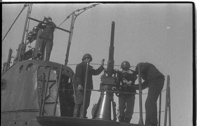 Моряки Северного флота отражают налет фашистских самолетов | Источник: Мурманский областной краеведческий музей / Евгений Халдей