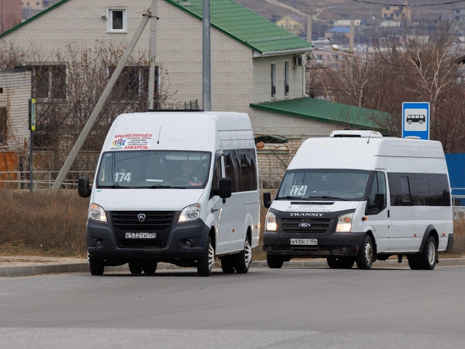 До Волгограда и обратно жители добираются на маршрутке № 174 за баснословные, по их словам, деньги | Источник: Алексей Волхонский / V1.RU
