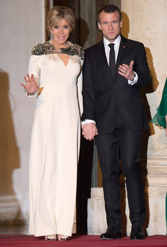 Брижит Макрон в белом вечернем платье от Louis Vuitton, 19 марта