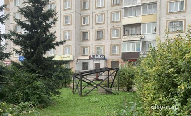 На постаменте стоял автомобиль | Источник: www.city-n.ru