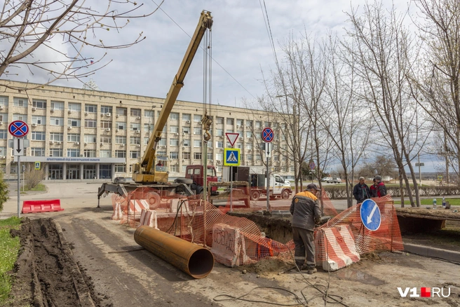 Иногда кажется, что суровые мужчины из коммунальных служб ищут глубоко под асфальтом Волгограда где-то там запрятанное счастье | Источник: Константин Завриков / V1.RU