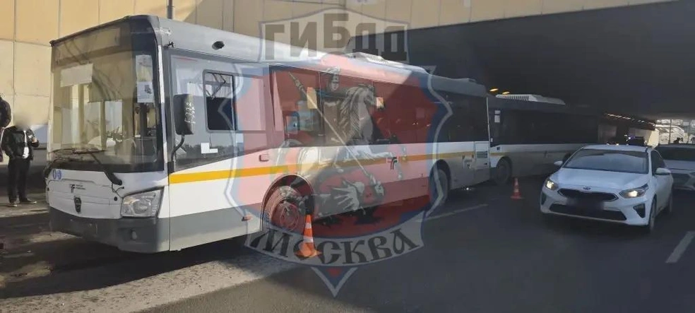 На юго-западе Москвы столкнулись два рейсовых подмосковных автобуса | Источник: Госавтоинспекция Москвы