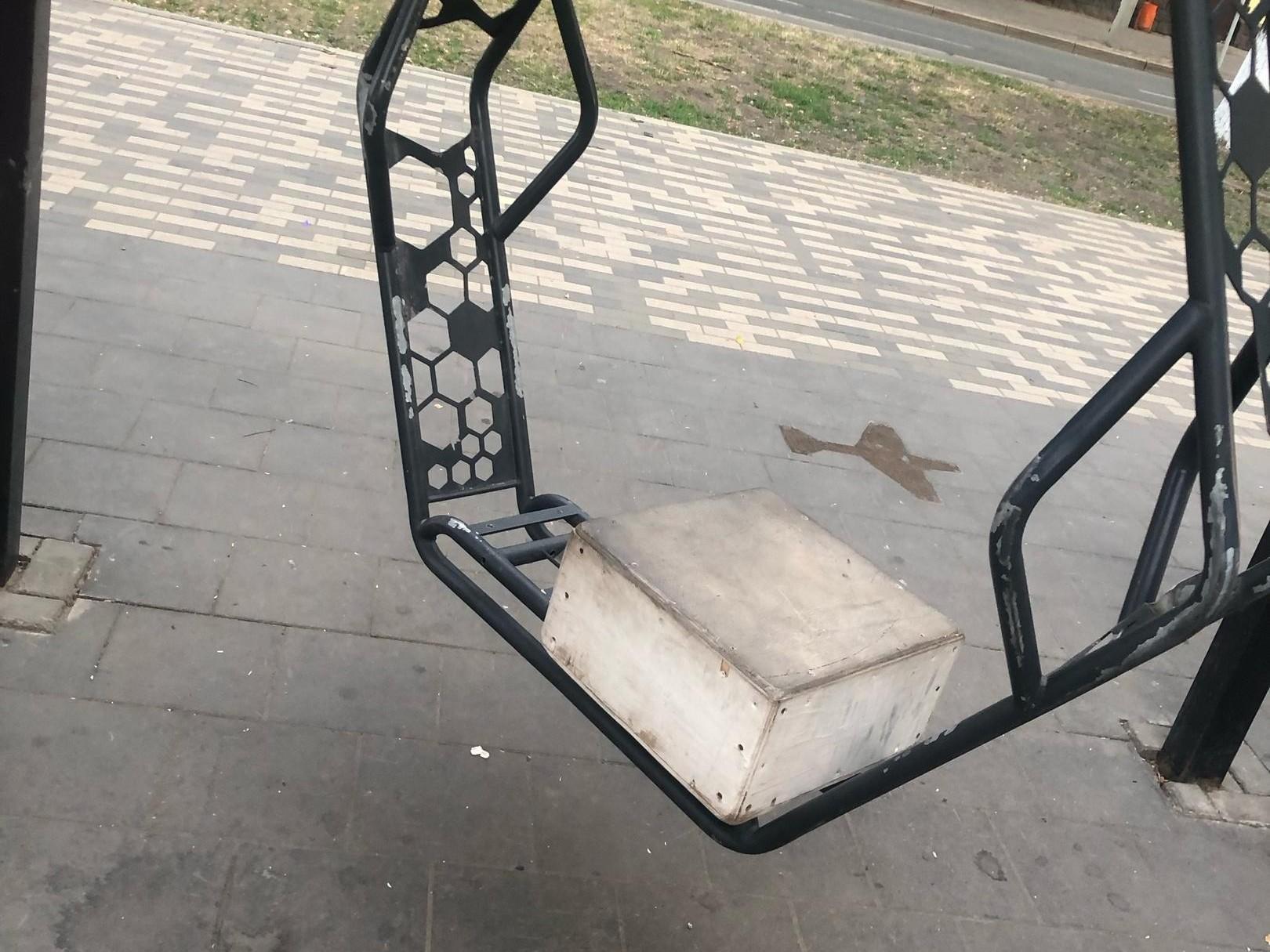 «Дочь получила перелом копчика»: жительница Уфы пожаловалась на опасные качели на бульваре Славы