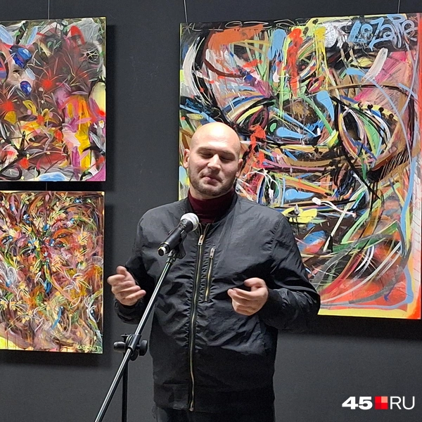 Александр Казанцев&nbsp;— руководитель творческого объединения «Абстракт» стал соорганизатором экспозиции | Источник: Александр Лисихин / 45.RU