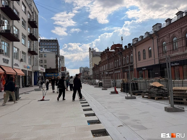 На улице появилась новая плитка | Источник: Дарья Костомина / E1.RU