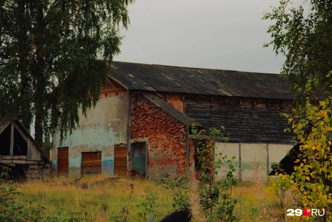 В 2003-м лесопункт ликвидировали, а вместе с ним замерла и жизнь в поселке. Так выглядит сегодня поселковый клуб, где раньше веселились местные жители. Сегодня вместо дискотек — оглушающая тишина | Источник: Дмитрий Черноусов