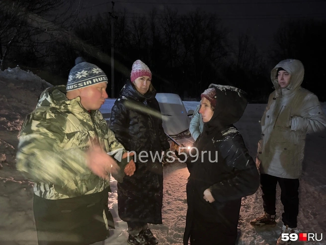 Волонтеры у ворот станции объясняют нашему корреспонденту, что они увидели внутри | Источник: Алексей Кожевников / 59.RU