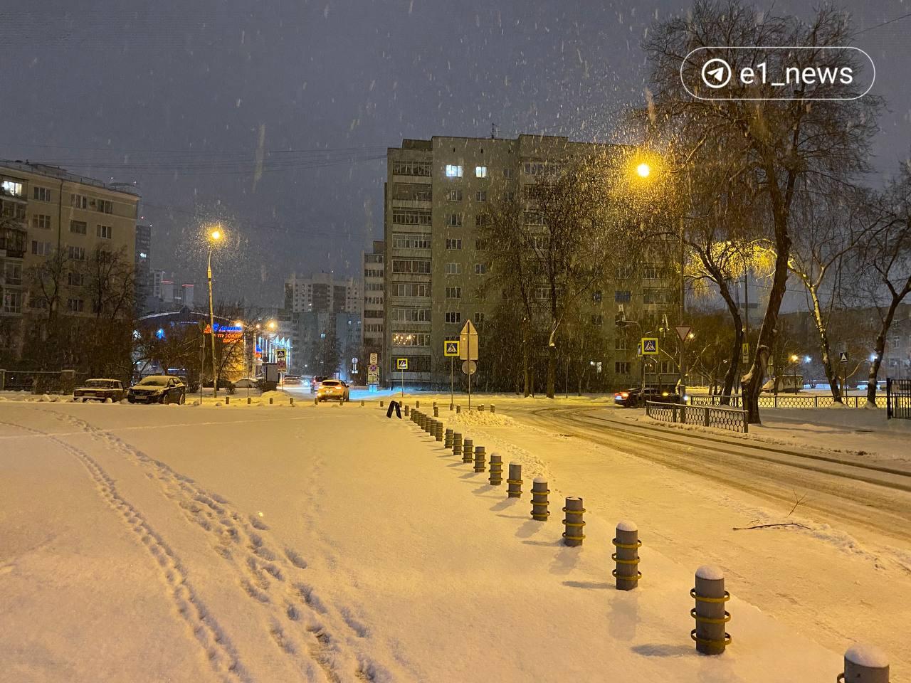 Екатеринбург завалило снегом. Подборка волшебных фотографий с улиц города