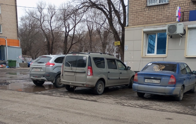 По снимку сложно оценить, что это за место у дома Шота Руставели, 24. Читатель пишет, что тротуар и что паркуются здесь постоянно | Источник: читатель 74.RU