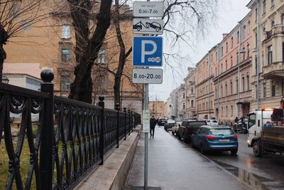 Петербург вводит ночные запреты парковки по зимним ночам