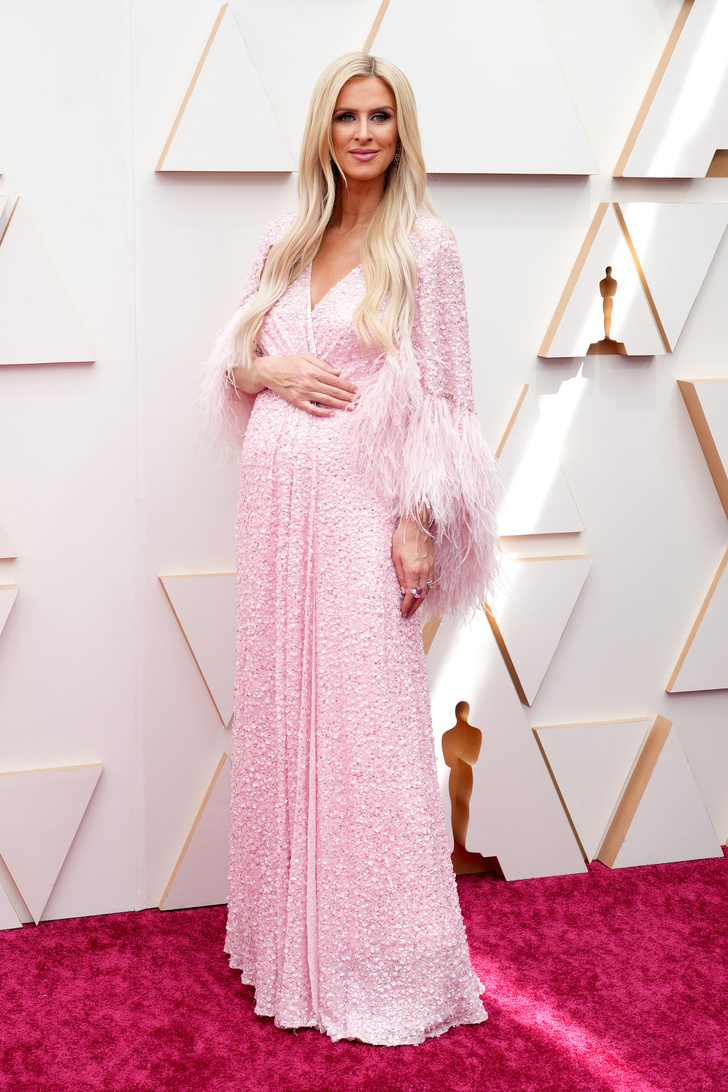 Розовые перья и пайетки: беременная Ники Ротшильд в будуарном платье Jenny Packham на «Оскаре-2022»