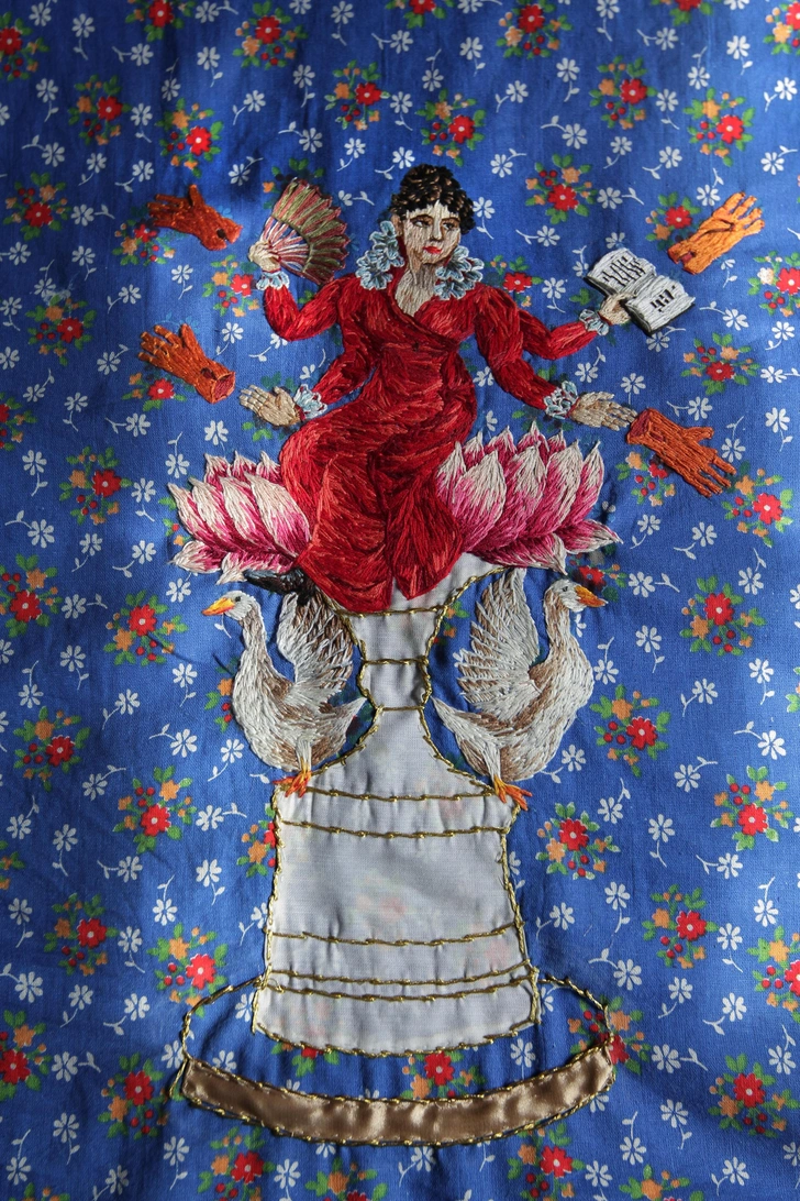 Сергей Сонин и Елена Самородова. Фрагмент шпалеры mille-fleurs. Серия «Венок усадеб», посвященная архитектору Николаю Львову. «Усадьба Введенское. Анна Лопухина в образе богини Лакшми» Ткань, аппликация, вышивка, 2023. | Источник: пресс-служба музея