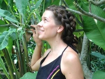 Нина Кутина, 8 лет жившая в пещере Индии, о родах на природе и воспитании детей: «Ходить в одежде ненормально и смешно»