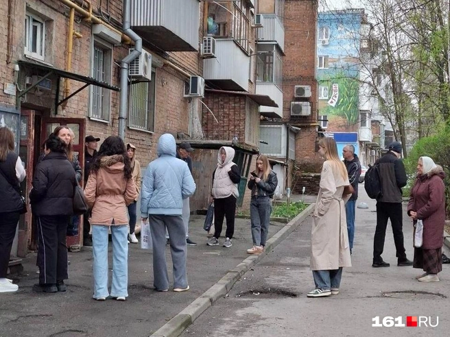 Такая очередь выстроилась к 18:00, так как жителей никто не предупредил, что сотрудников не будет | Источник: читательница 161.RU