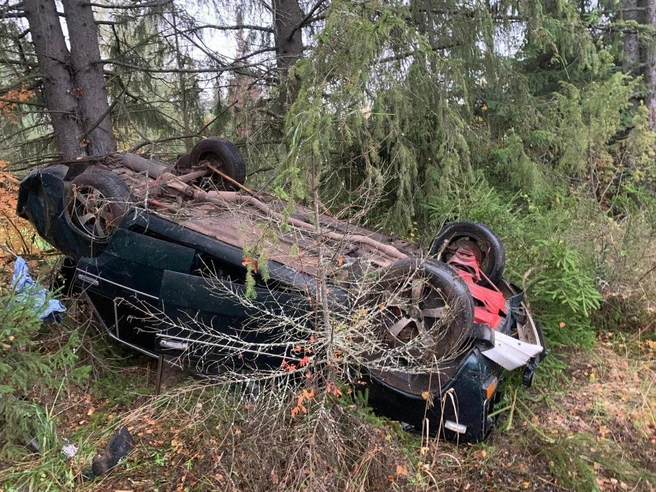 В результате второго ДТП, которое произошло в Игринском районе 27 сентября, легковушка тоже съехала с дороги и опрокинулась | Источник: пресс-служба Госавтоинспекции Удмуртии 