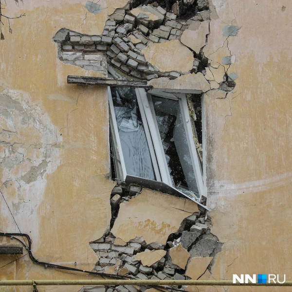 Некоторые окна буквально сложило | Источник: Наталья Бурухина / NN.RU