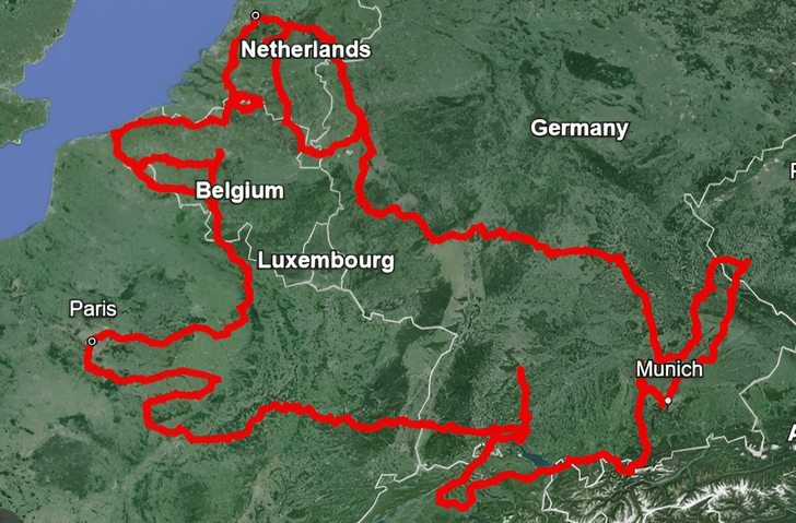 Памяти друга: велосипедистка GPS-трекером нарисовала на карте Европы свою собаку Слинки