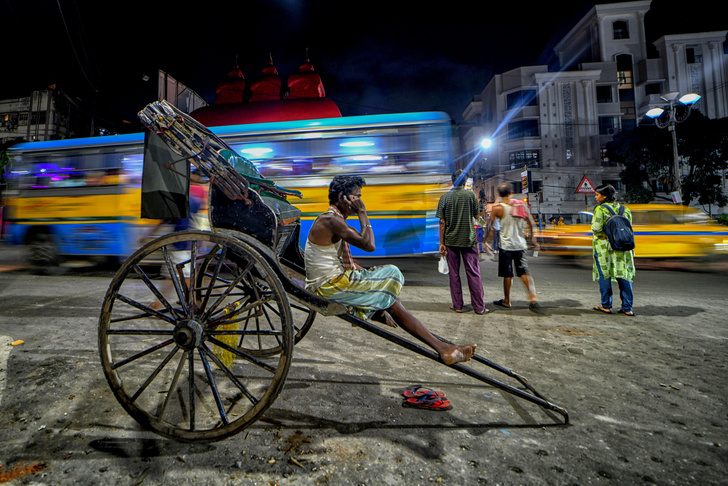 Индийский рикша ждет пассажиров