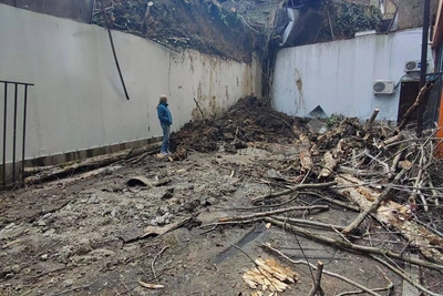 Оползень в Адлере движется к многоквартирному дому