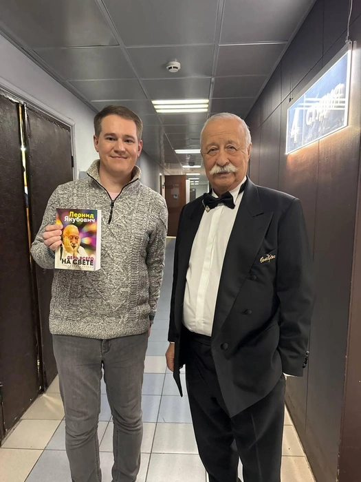 Иво подарил Леониду Аркадьевичу книгу о Волгоградской области и получил книгу в ответ | Источник: Иво Васильев