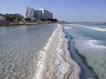 В бассейнах Мертвого моря поднялся уровень соли