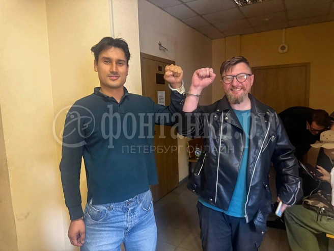 Скованные одной цепью. Депутата Заксобрания Ленобласти и градозащитника привезли в суд, сцепленных друг с другом наручниками | Источник: Ксения Клочкова / FONTANKA.RU