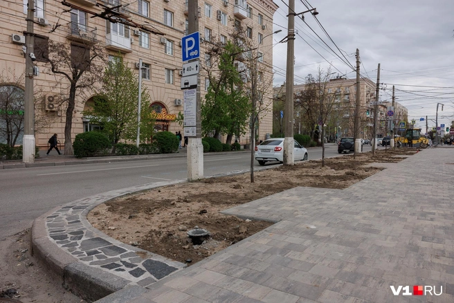 Плитка времен СССР резко контрастирует с новодельной брусчаткой | Источник: Алексей Волхонский / V1.RU