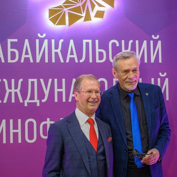 Председатель Оргкомитета ЗМКФ Виктор Шкулёв и Президент ЗМКФ, народный артист РСФСР Александр Михайлов | Источник: пресс-служба ЗМКФ