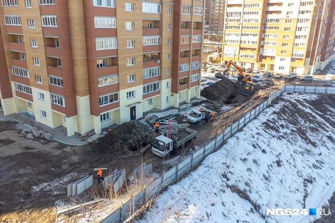 Пока траншею роют вдоль 26-го дома | Источник: Артем Ленц / NGS24.RU