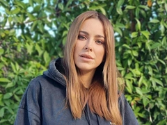 После отмены концертов Ани Лорак пытается усидеть на двух стульях: я живу в России, но помогаю тем, кто оказался в трудной ситуации по всему миру