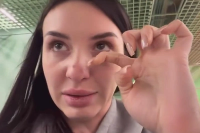 'Your citizenship means nothing': Blogger and daughter detained at Koltsovo airport