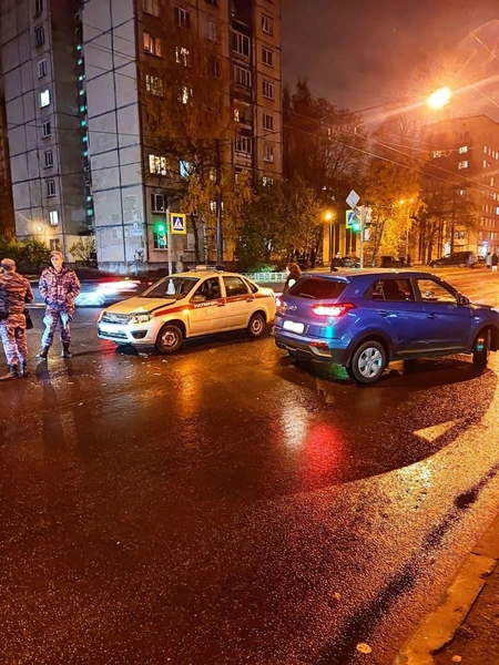 На перекрестке Есенина и Поэтического бульвара дорогу не поделили автомобиль Росгвардии и легковушка | Источник: Мегаполис | ДТП и ЧП | Санкт-Петербург | Питер / telegram