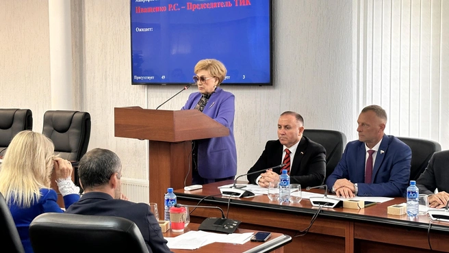 Вера Галушко почти всегда ходит в темных очках | Источник: Krd.ru